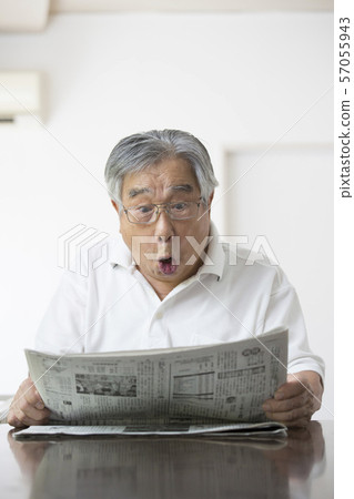 日本老人看報紙，很驚訝， 57055943