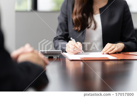 在接受稅務諮詢之後計算的女性稅務會計師 57057800