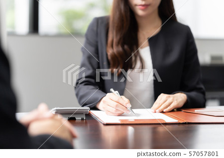 在接受稅務諮詢之後計算的女性稅務會計師 57057801