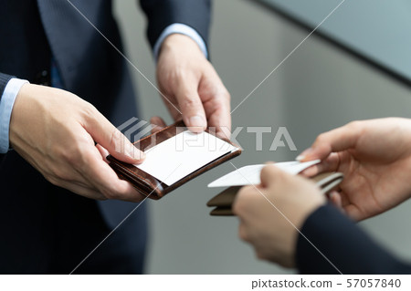 交換名片的商人的特寫鏡頭 交換名片的商人的特寫鏡頭 57057840