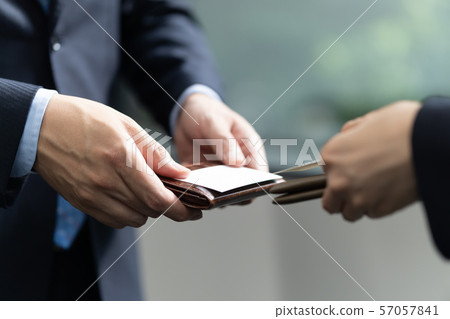 交換名片的商人的特寫鏡頭 57057841