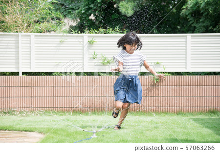 演奏水的女孩在庭院裡 57063266