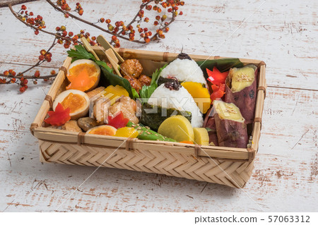 Picnic lunch (outdoor bento) 57063312