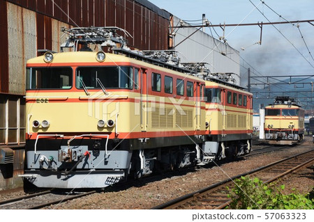 E31電力機車停在車廠 E31電力機車停在車廠 57063323