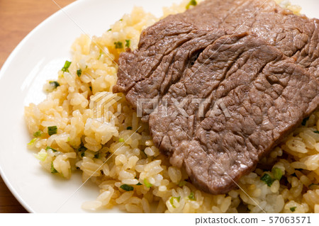烤肉炒飯。 烤肉炒飯。 57063571