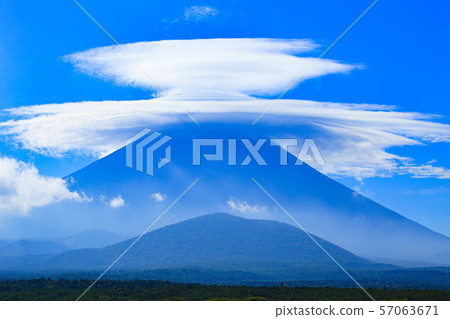 富士山覆蓋著雲 57063671