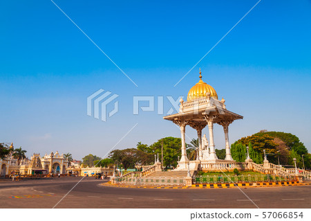 Statue of Maharaja Chamarajendar Wodeyar 57066854