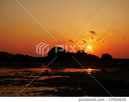 在Senjojiki海灘的日落在青森縣的Shirakami度假村參觀了 57068636