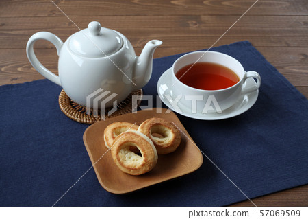 在板材茶茶時間表的烤餅乾 在板材茶茶時間表的烤餅乾 57069509