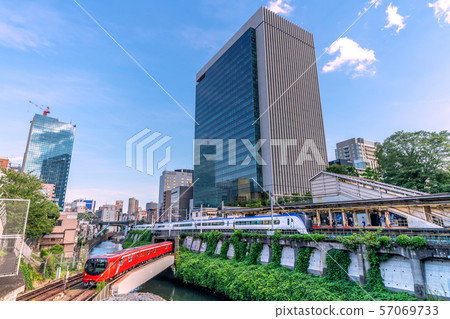 日本東京城市景觀東京地鐵丸之內線新車2000系列,御茶水站,特快(前進車輛)等。 日本東京城市景觀東京地鐵丸之內線新車2000系列,御茶水站,特快(前進車輛)等。 57069733