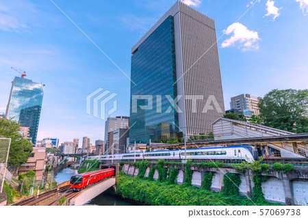 日本東京城市景觀東京地鐵丸之內線新車2000系列，御茶水站，特快（前進車輛）等。 57069738