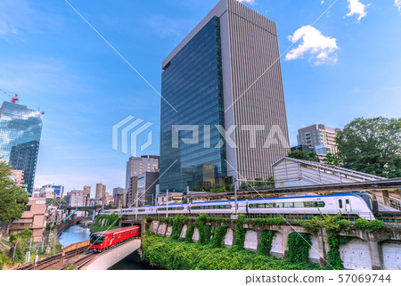 日本東京城市景觀東京地鐵丸之內線新車2000系列，御茶水站，特快（前進車輛）等。 57069744