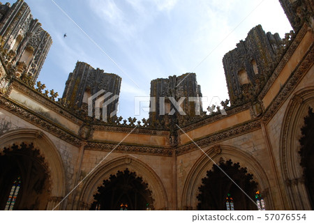 在葡萄牙之旅中仰望巴塔利亞修道院未完成的教堂 57076554