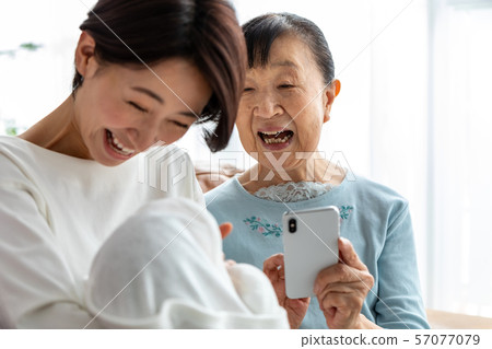照顧孫子的照片有智能手機的 照顧孫子的照片有智能手機的 57077079