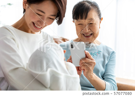 照顧孫子的照片有智能手機的 照顧孫子的照片有智能手機的 57077080