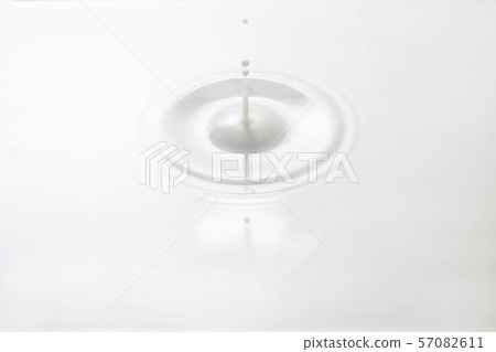 The moment when the milk drip falls The moment when the milk drip falls 57082611