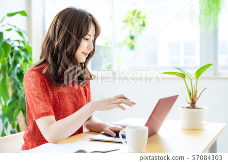 使用PC的女人 57084303