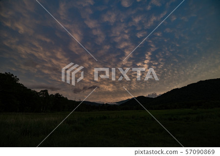 在山的日落 57090869
