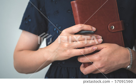 女子 57091560