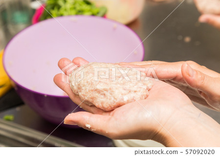 Making hamburger 57092020