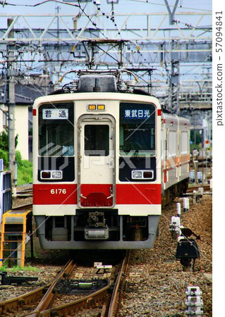 就像當時的特快列車一樣...... 6050系列列車在日光和鬼怒川運行 57094841