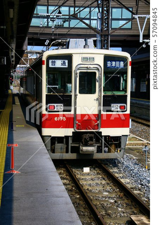 就像當時的特快列車一樣...... 6050系列列車在日光和鬼怒川運行 57094845