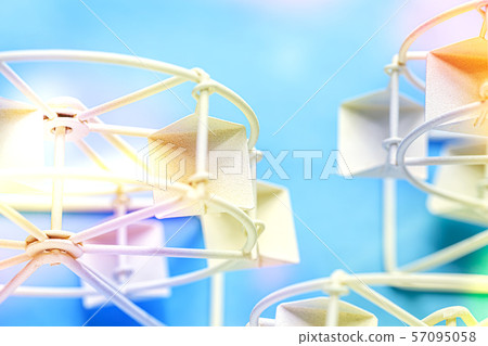 玩具摩天輪和天空從上面採取並使它五顏六色 57095058