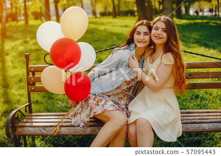 girls with ballons 57095443