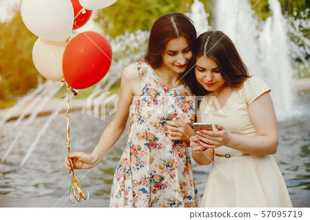girls with ballons 57095719