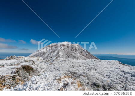 Heisei Shinzan towering over hoarfrost Heisei Shinzan towering over hoarfrost 57096198