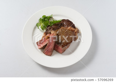 厚厚的牛排 57096269