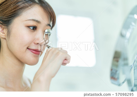 美麗的年輕女子Buehler睫毛 美麗的年輕女子Buehler睫毛 57098295