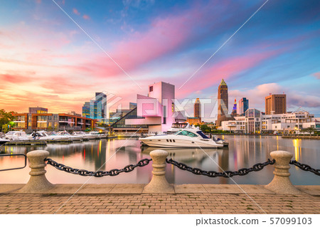 Cleveland, Ohio, USA Skyline 57099103