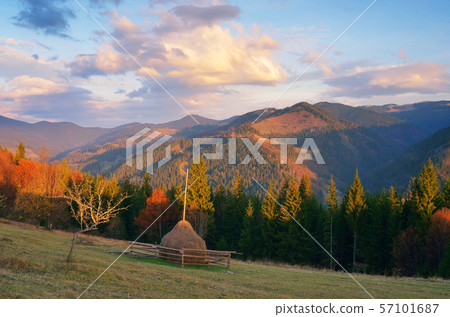 Village is in the mountains 57101687