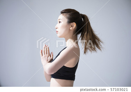 Female hot yoga exercise sweat 57103021