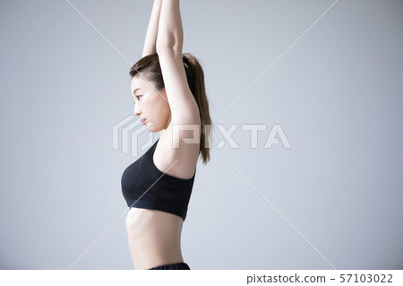 女性熱瑜伽運動汗水 57103022