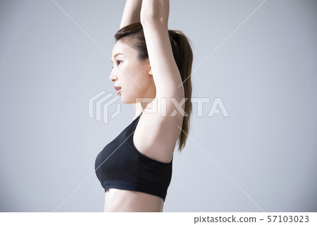 女性熱瑜伽運動汗水 57103023