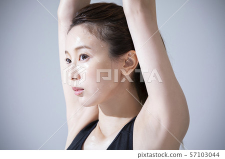 女性熱瑜伽運動汗水 57103044