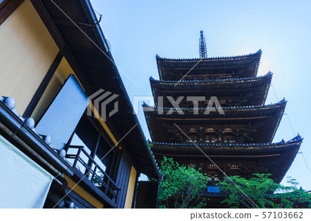 [An image of the ancient city of Kyoto] A sightseeing spot in Gion, Kyoto where you can feel the traditional beauty of Japan. 57103662