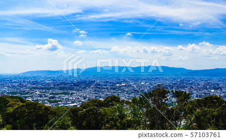 [日本的觀光圖像]在藍色的夏日的天空下從東山俯瞰京都市的風景 57103761