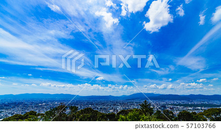 [Sightseeing image of Japan] Scenery overlooking Kyoto city from Higashiyama under the blue summer sky 57103766