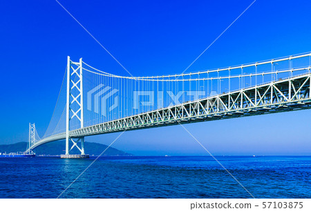 [Scenery of Hyogo Prefecture] Akashi Strait Ohashi Bridge (aka Pearl Bridge) connecting Awaji with Kobe taken with a clear blue sky in the background 57103875