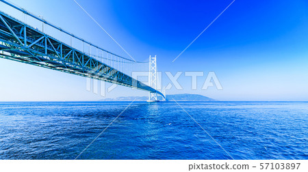 [兵庫縣的風景]明石海峽大橋橋（又名珍珠橋）連接淡路與神戶在背景中採取了清澈的藍天 57103897