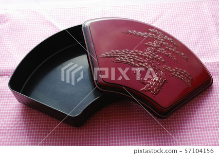 Synthetic lacquer ware box with pine longevity on fan-shaped lid 57104156