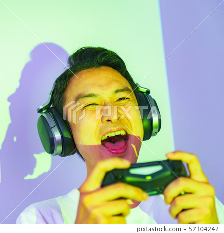 [Image of esports] A scene where professional gamers are enthusiastic in the final game of the prize-winning game competition 57104242