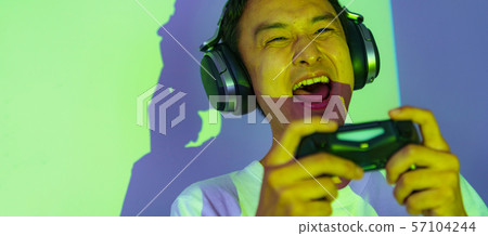 [Image of esports] A scene where professional gamers are enthusiastic in the final game of the prize-winning game competition 57104244