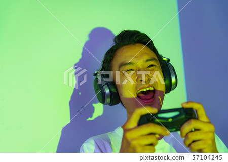 [Image of esports] A scene where professional gamers are enthusiastic in the final game of the prize-winning game competition 57104245