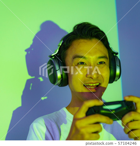 [Image of esports] A scene where professional gamers are enthusiastic in the final game of the prize-winning game competition 57104246