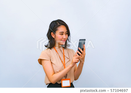 像etax的簡單電子申報，智能手機的無現金支付，充電智能手機遊戲和轉動gacha等形象 57104697