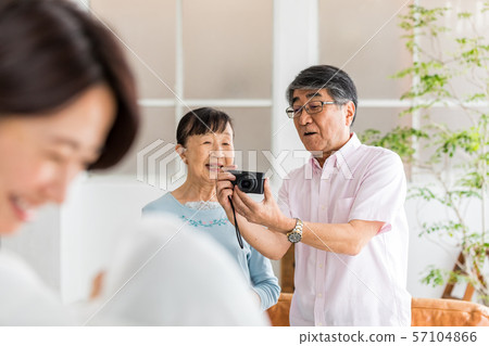 拍他們的孫的照片資深夫婦與一台數字照相機 拍他們的孫的照片資深夫婦與一台數字照相機 57104866